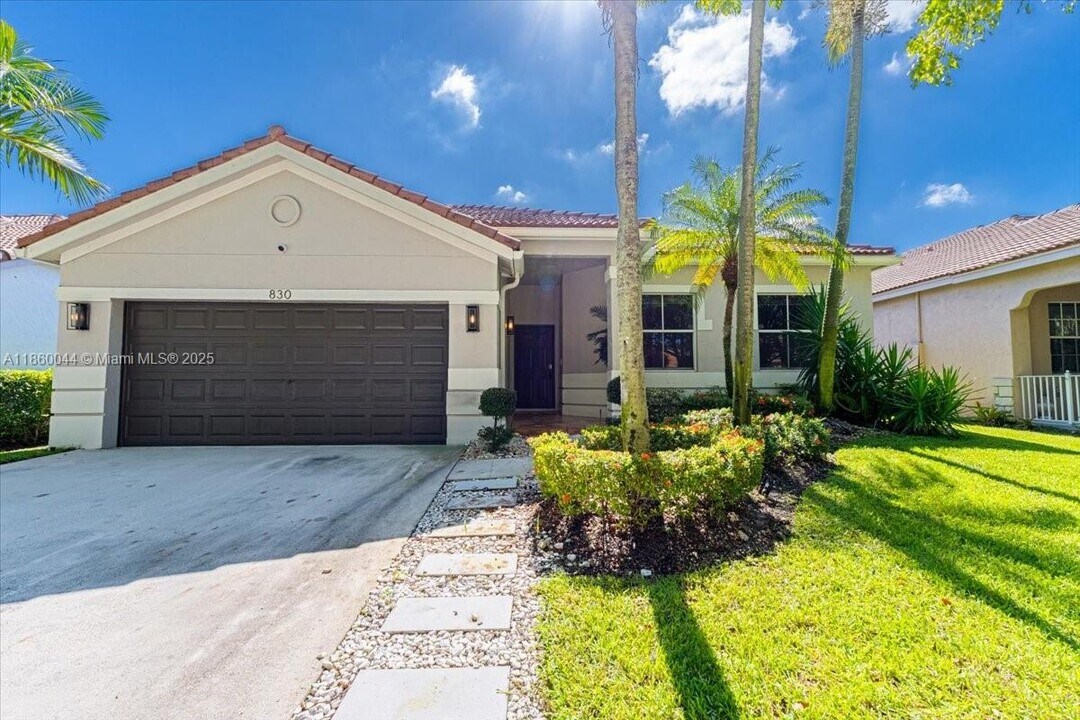 830 Lavender Cir in Weston, FL - Building Photo