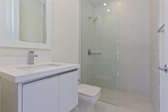 10341 NW 64th Ln in Doral, FL - Building Photo - Building Photo