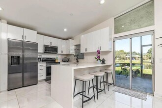 518 Woodgate Cir in Sunrise, FL - Building Photo - Building Photo