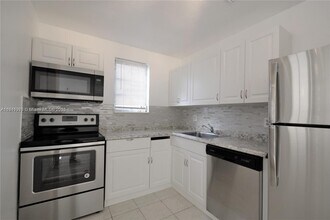 421 NE 1st St in Hallandale Beach, FL - Building Photo - Building Photo
