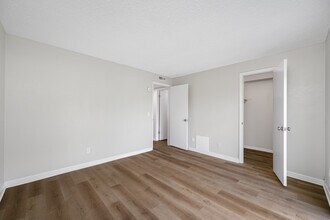 KC Flats Apartments in Kenneth City, FL - Foto de edificio - Building Photo