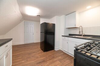 1221 Wells Pl, Unit 2 in Kalamazoo, MI - Foto de edificio - Building Photo