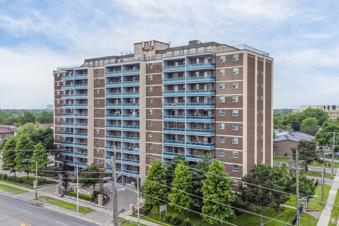 Kennedy Estates in Brampton, ON - Building Photo