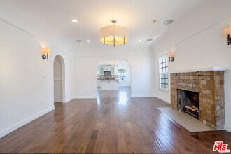 1049 S Mansfield Ave in Los Angeles, CA - Building Photo - Building Photo