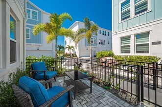 2400 Ezzell Ct in Sarasota, FL - Building Photo - Building Photo