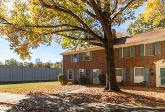 3317 Regents Park Ln in Greensboro, NC - Foto de edificio - Building Photo