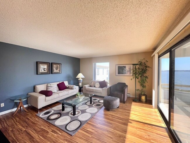2 Admiral Dr in Emeryville, CA - Building Photo - Building Photo