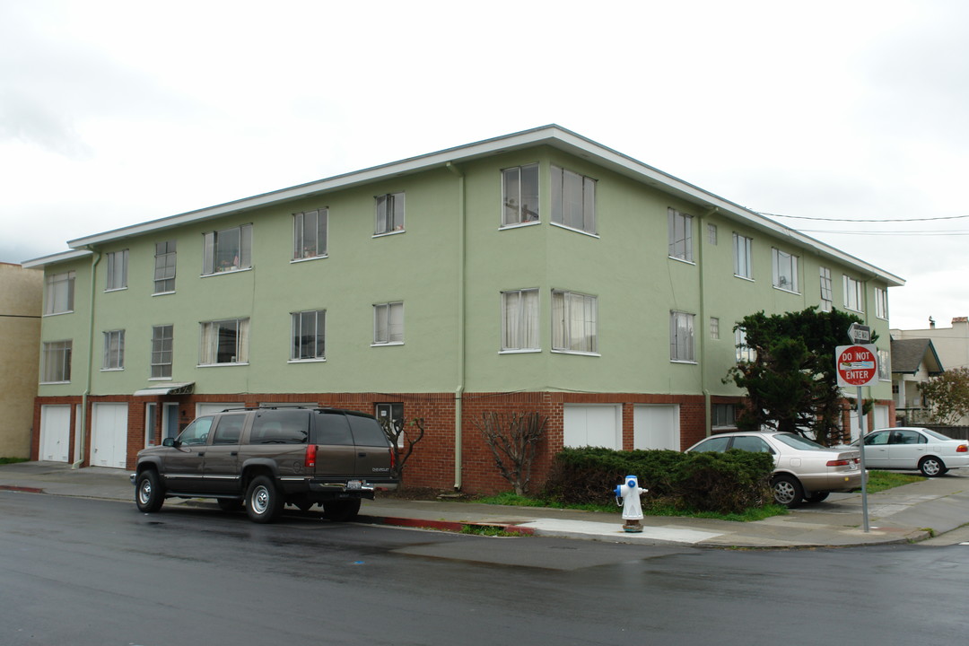 1020 Washington Ave in Albany, CA - Building Photo