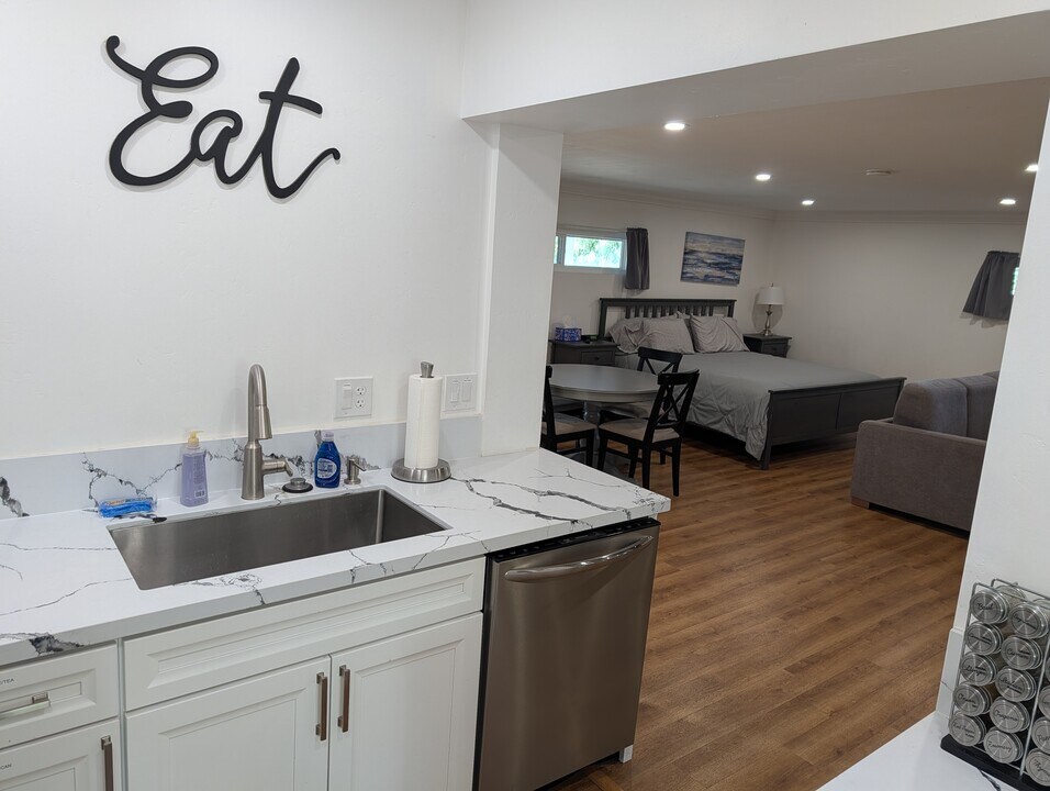 10911 Sunray Pl, Unit Basement in La Mesa, CA - Building Photo