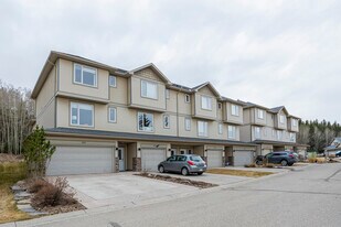 152 Crawford Dr in Cochrane, AB - Building Photo