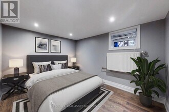 8 Davies Crescent in Toronto, ON - Building Photo - Building Photo