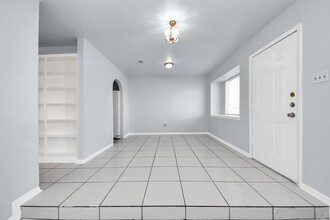 7123 S Gessner Rd in Houston, TX - Building Photo - Building Photo