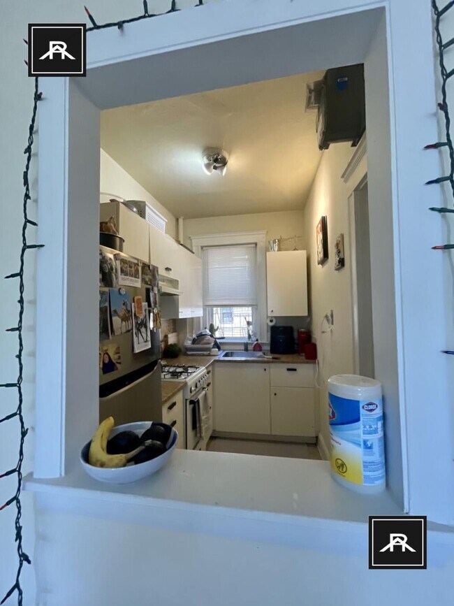 1562 Commonwealth Ave in Boston, MA - Building Photo - Building Photo