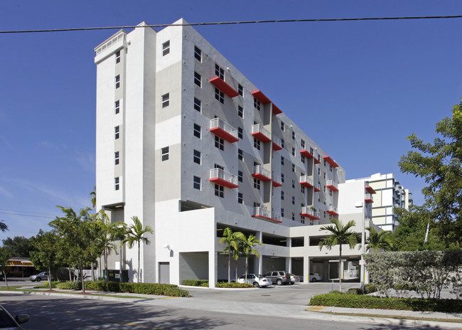 Poinciana Grove in Miami, FL - Foto de edificio - Building Photo