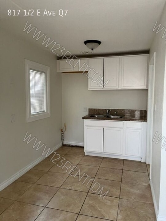 817 E Ave Q7 in Palmdale, CA - Building Photo