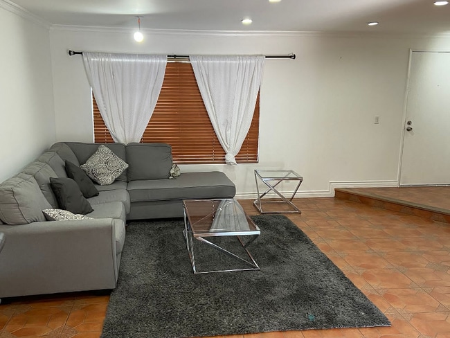 19050 Kittridge St in Los Angeles, CA - Building Photo - Building Photo