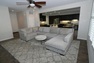 13373 Shoreham Dr in Moorpark, CA - Foto de edificio - Building Photo