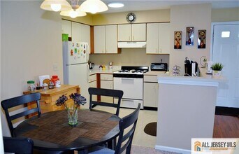 40 Lear Ct in East Brunswick, NJ - Building Photo - Building Photo