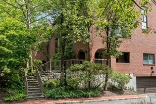 150 N Bedford Rd in Chappaqua, NY - Building Photo