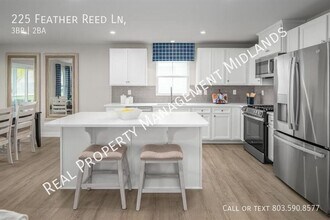 225 Feather Reed Ln in Elgin, SC - Foto de edificio - Building Photo