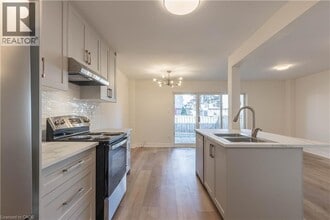 17 Old Pine Trail in St Catharines, ON - Building Photo - Building Photo