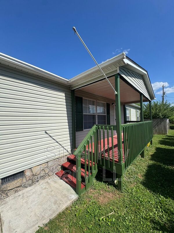 1005 Moore St in Athens, TN - Building Photo - Building Photo