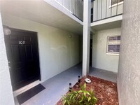 2822 Somerset Park Dr in Tampa, FL - Building Photo - Building Photo