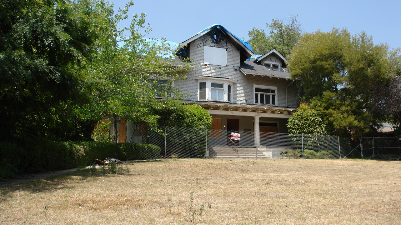 401 E Washington Blvd in Pasadena, CA - Building Photo