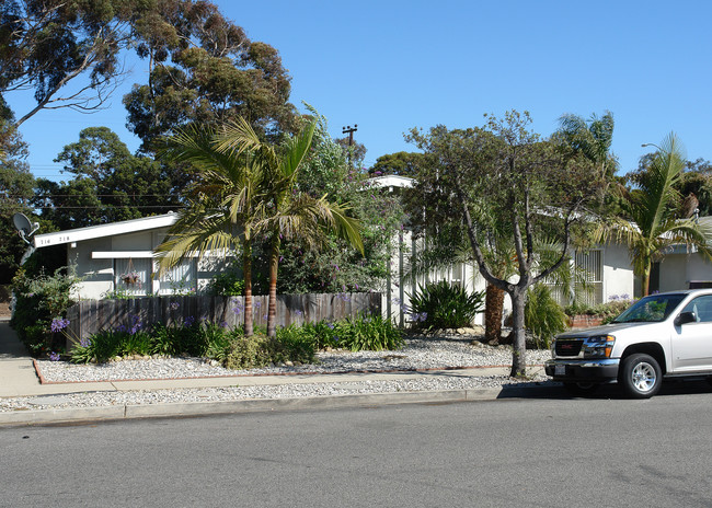 716-722 Sidonia in Ventura, CA - Foto de edificio - Building Photo