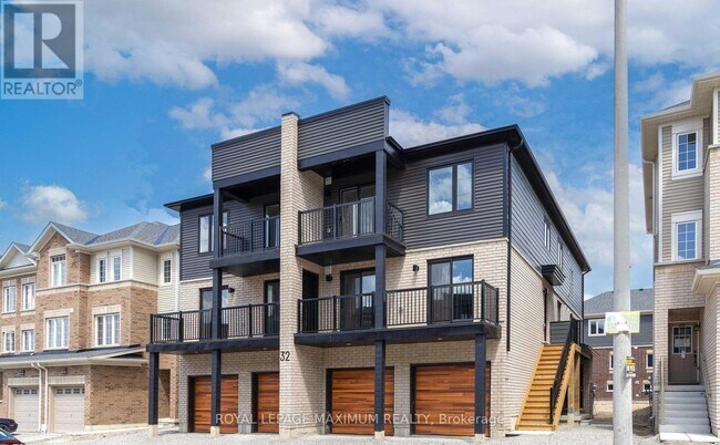 32-32 Wagon Ln in Barrie, ON - Building Photo - Building Photo