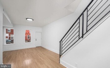 2042 E Somerset St in Philadelphia, PA - Building Photo - Building Photo
