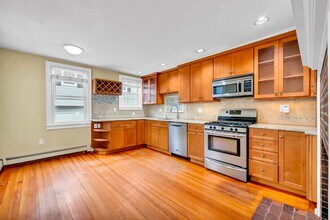 4 Warren St, Unit 4 Warren St Unit B in Newburyport, MA - Building Photo - Building Photo