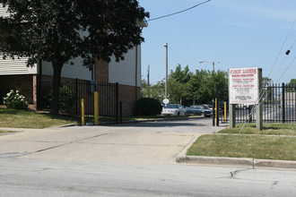 Florist Gardens in Milwaukee, WI - Building Photo - Building Photo