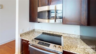 715 N Graham St, Unit 305 in Charlotte, NC - Building Photo - Building Photo