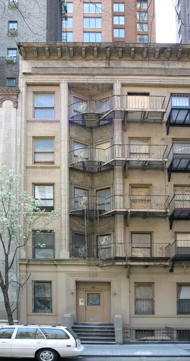 14 W 64th St in New York, NY - Building Photo