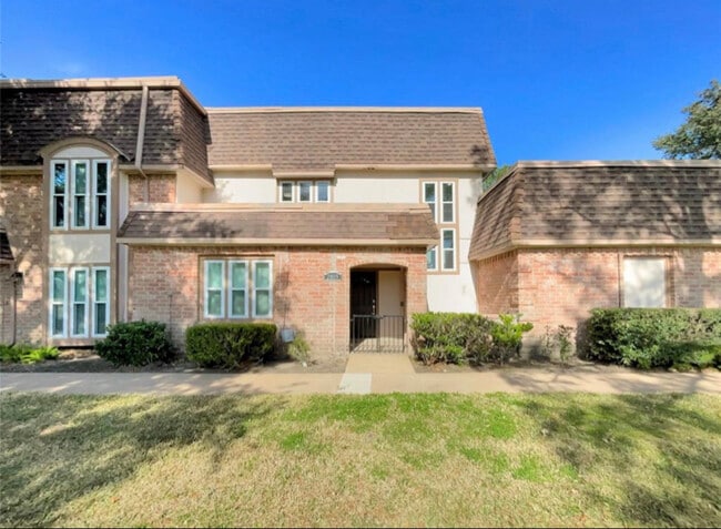 property at 2805 Cambridge Ln