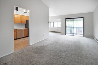 70 Meadowview Dr in Clinton Township, NJ - Building Photo - Building Photo