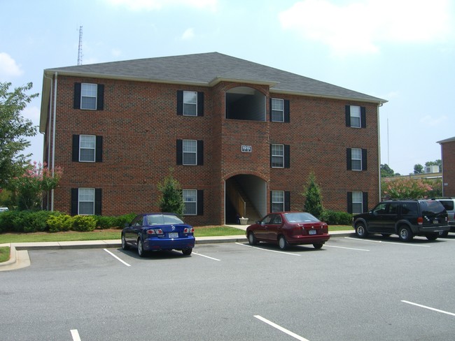 Campus II in Greensboro, NC - Foto de edificio - Building Photo