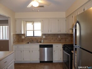 140 Thompson St in East Haven, CT - Building Photo - Building Photo