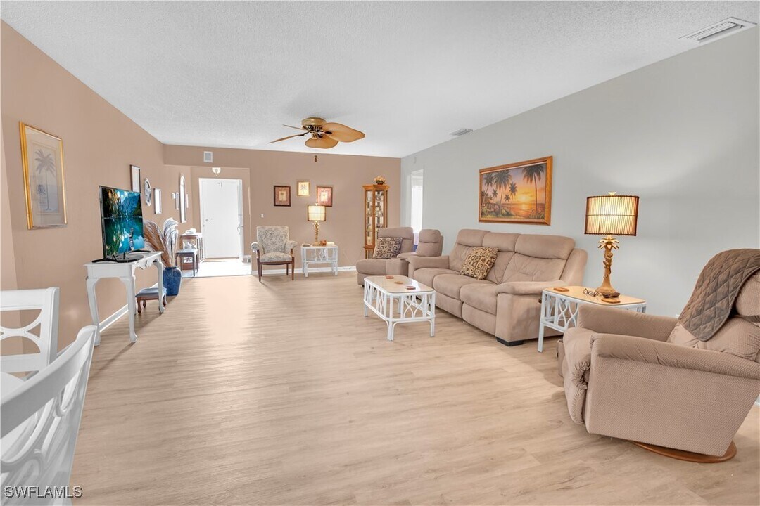 1251 Broadwater Dr in Ft. Myers, FL - Building Photo