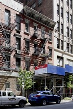 319-321 W 38th St in New York, NY - Foto de edificio - Building Photo