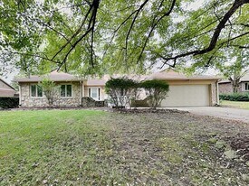 323 Hillendale Dr in Greenwood, IN - Building Photo