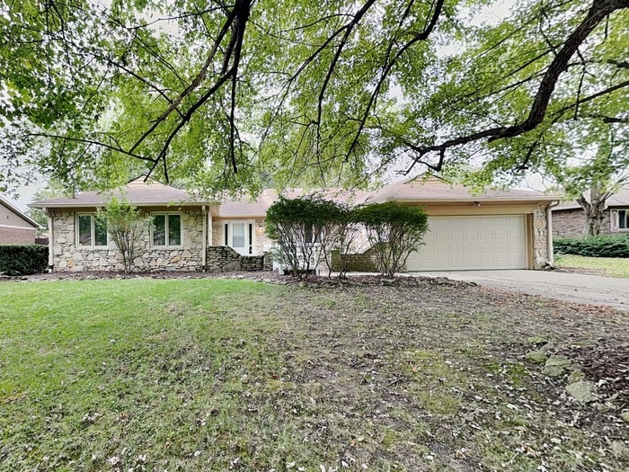 323 Hillendale Dr in Greenwood, IN - Foto de edificio