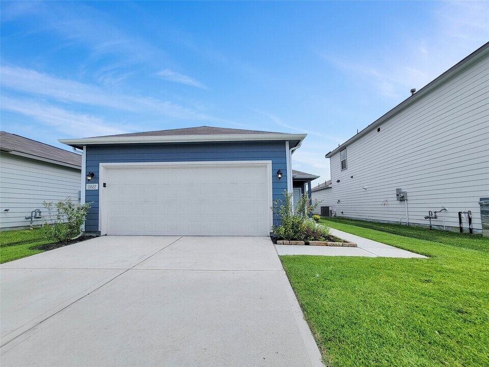 11622 Prosperity Dr in Barrett, TX - Building Photo