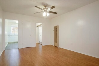 Acacia Courtyard in Glendale, CA - Foto de edificio - Building Photo