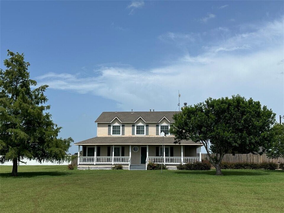 1150 Dixie Rd in Brenham, TX - Building Photo