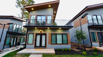 6305 Shannon Pkwy in Union City, GA - Building Photo