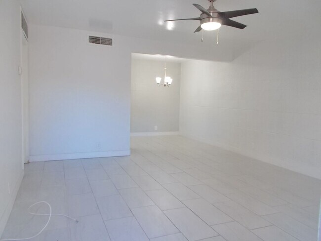 625 S Royal Crest Cir in Las Vegas, NV - Building Photo - Building Photo