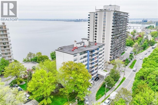2170 Lakeshore Rd. in Burlington, ON - Building Photo - Building Photo
