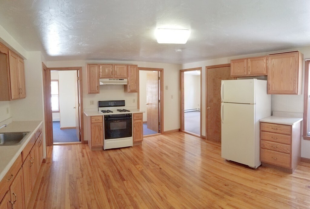 6 Pond St in Spencer, MA - Building Photo